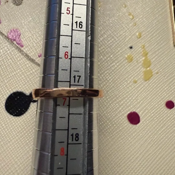 Elegant 10k rose gold emerald and diamond ring - Picture 5 of 10